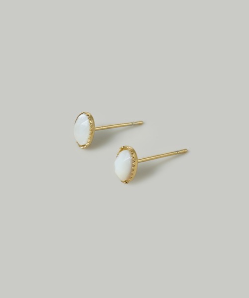 Jolie Toujours(ジョリトゥジュール)の「【汗や水に強い】〈ステンレス〉カラーストーンオーバルピアス(ピアス(両耳用)・レディース・ピンクベージュ/グリーン/ホワイト・FREE)」の4枚目の写真