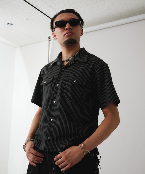 ANDER HUNK（アンダーハンク）の「Studs Design Stripe Open-Colour Shirt / スタッズデザインストライプオープンカラーシャツ（シャツ/ブラウス・メンズ・グレー/グレイッシュブルー/ブラック・MEDIUM/LARGE）」の2枚目の写真