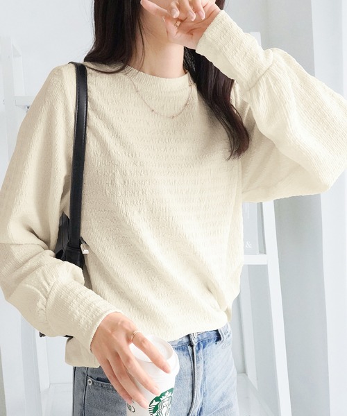 alotta（アロッタ）の「ふんわりパフ袖カットジャガードトップス（Tシャツ/カットソー・レディース・グレイッシュベージュ/アイボリー/ワインレッド/ブラウン・L/M/LL）」の2枚目の写真