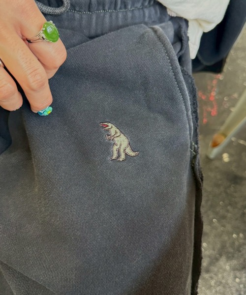 DOUBLE NAME（ダブルネーム）の「【m:rex】ミニ恐竜刺しゅうスウェットパンツ（その他パンツ・レディース・ブラック/ライトグレー・FREE）」の8枚目の写真
