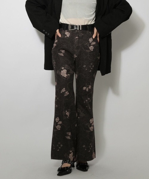PAGEBOY(ページボーイ)の「WEB限定アイテム/フラワーフレアデニム(デニムパンツ・レディース・ブラック/ブルー・SMALL/MEDIUM)」の1枚目の写真