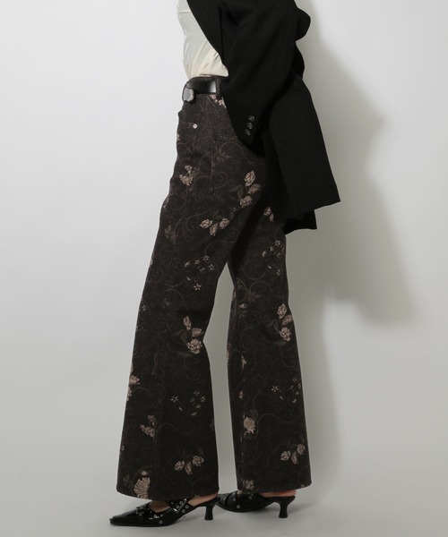 PAGEBOY(ページボーイ)の「WEB限定アイテム/フラワーフレアデニム(デニムパンツ・レディース・ブラック/ブルー・SMALL/MEDIUM)」の10枚目の写真