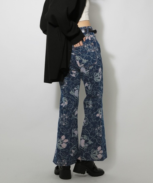 PAGEBOY(ページボーイ)の「WEB限定アイテム/フラワーフレアデニム(デニムパンツ・レディース・ブラック/ブルー・SMALL/MEDIUM)」の20枚目の写真