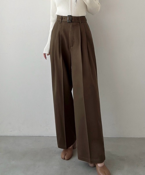 Meiru(メイル)の「ベルト付きツータックワイドパンツ(薄手、裏地なし)【セットアップ対応】(スラックス・レディース・ブラウン/ブラック/チャコール・LARGE/MEDIUM/SMALL)」の2枚目の写真