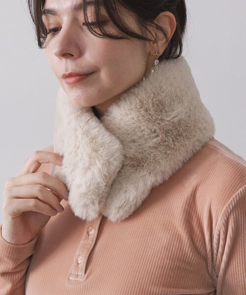 OPAQUE.CLIP（オペークドットクリップ）の「【マグネット仕様】フェイクファーミニティペット（ストール/ショール・レディース・ダークブラウン/グレー/オフホワイト/ブラウン系その他5/ライトベージュ/ブラウン系/ブラック・00）」の13枚目の写真