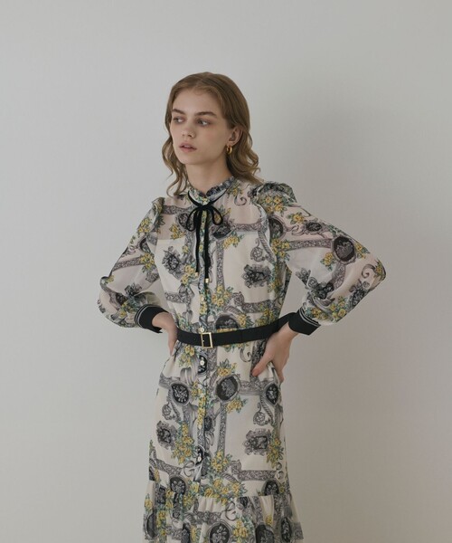 GRACE CONTINENTAL（グレースコンチネンタル）の「オーナメントフラワープリントワンピース（ワンピース・レディース・ブルー/キナリ・36/38）」の7枚目の写真