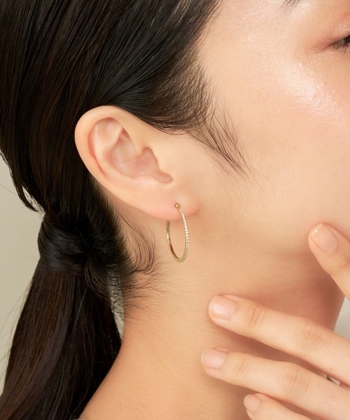 va vendome aoyama(ヴイエーヴァンドームアオヤマ)の「シルバー925 キュービックジルコニア フープピアス(ピアス(両耳用)・レディース・イエローゴールド/シルバー・ONE SIZE)」の10枚目の写真