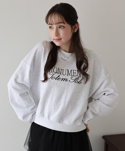 BLUEEAST（ブルーイースト）の「レタリング刺繍ショート丈スウェット（スウェット・レディース・ライトグレー/ネイビー/グレー・MEDIUM）」の2枚目の写真