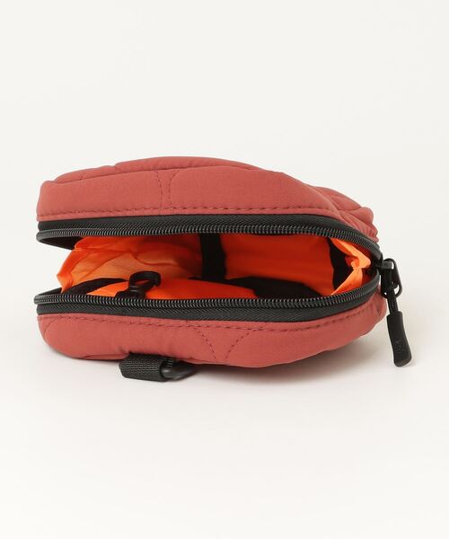 KiU(キウ)の「キウ KiU PADDED SQUARE POUCH(ボディバッグ/ウエストポーチ・メンズ・その他・ONE SIZE)」の4枚目の写真