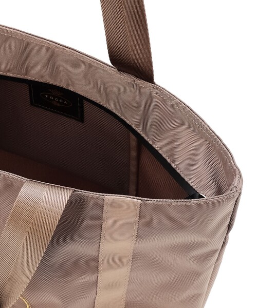 TOCCA(トッカ)の「RAINY WAY 2SET BAG レイントートバッグ(トートバッグ・レディース・ブラック系/ベージュ系/ベージュ系5・F)」の10枚目の写真