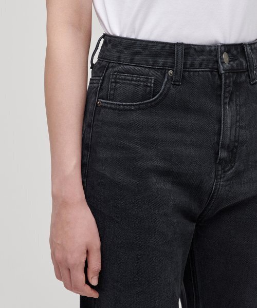 MUSINSA STANDARD WOMAN（ムシンサスタンダードウーマン）の「レディースママフィットデニムパンツ[ウォッシュドブラック]（デニムパンツ・レディース・その他・24/25/26/27/28）」の5枚目の写真