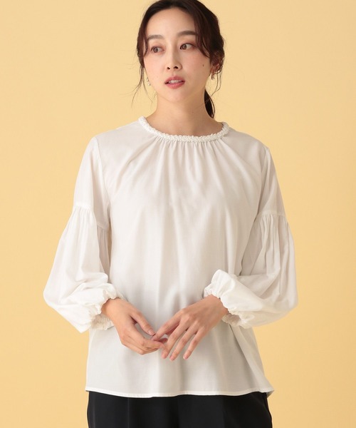 Elura(エルーラ)の「ネックビジューブラウス/602142(シャツ/ブラウス・レディース・ホワイト・FREE)」の1枚目の写真