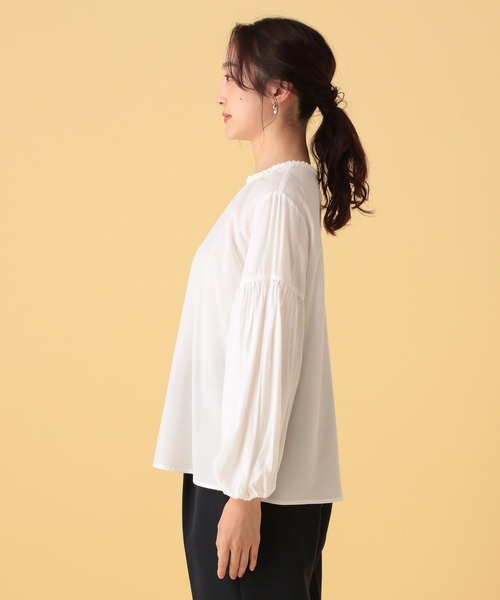 Elura(エルーラ)の「ネックビジューブラウス/602142(シャツ/ブラウス・レディース・ホワイト・FREE)」の4枚目の写真