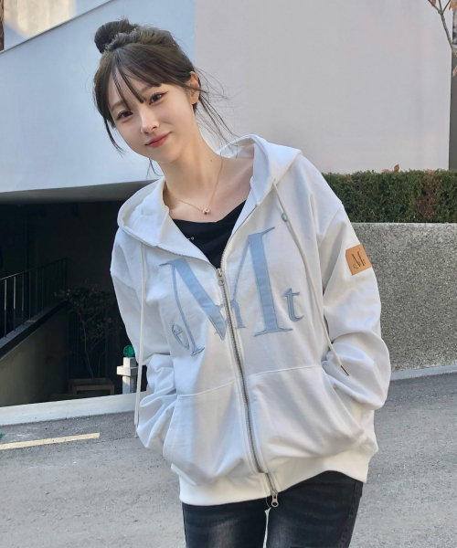 MUCENT(ムセント)の「ワディアプリケロゴフードジップアップ 男女共用 (3カラー)(パーカー・レディース・ブラック/グレー/ホワイト・FREE)」の11枚目の写真