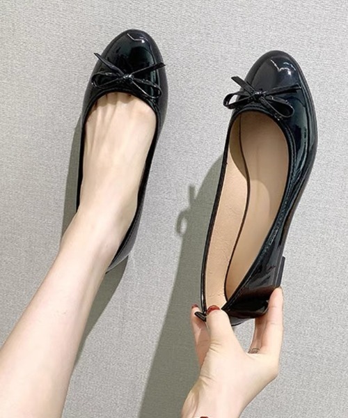 On One's Own(オンワンズオン)の「エナメル調 リボン付きバレエシューズ フラットパンプス(バレエシューズ・レディース・レッド/ブラック/アイボリー・39/38/37/36)」の4枚目の写真