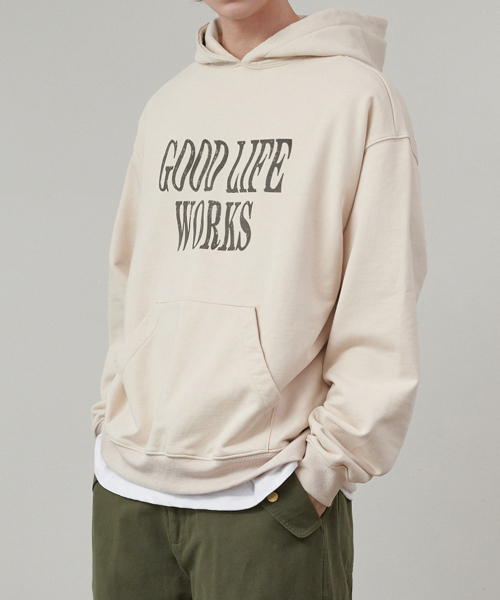 GLW(ジーエルダブリュ)の「オーバーサイズランダウンロゴフードベージュ(パーカー・レディース・その他・SMALL/MEDIUM/LARGE)」の2枚目の写真