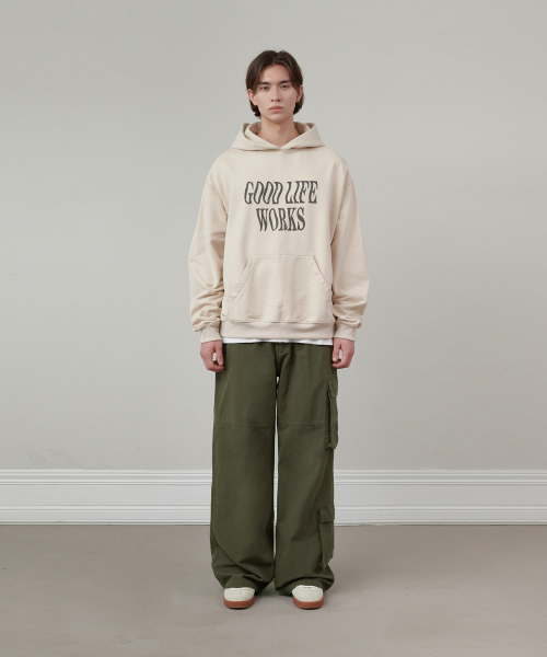 GLW(ジーエルダブリュ)の「オーバーサイズランダウンロゴフードベージュ(パーカー・レディース・その他・SMALL/MEDIUM/LARGE)」の3枚目の写真