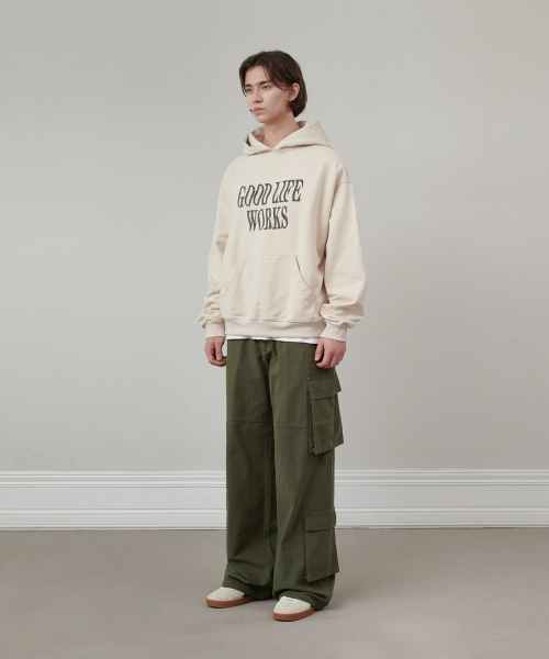 GLW(ジーエルダブリュ)の「オーバーサイズランダウンロゴフードベージュ(パーカー・レディース・その他・SMALL/MEDIUM/LARGE)」の4枚目の写真