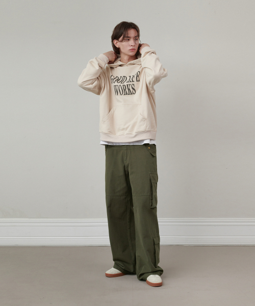 GLW(ジーエルダブリュ)の「オーバーサイズランダウンロゴフードベージュ(パーカー・レディース・その他・SMALL/MEDIUM/LARGE)」の6枚目の写真