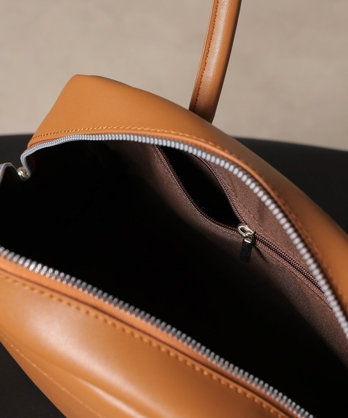 en CAnAF(エンカナフ)の「【持つだけでこなれ見え】ミニバッグチャーム付き ショルダーバッグ(ショルダーバッグ・レディース・ブラウン/キャメル/アイボリー/ブラック・フリー)」の9枚目の写真