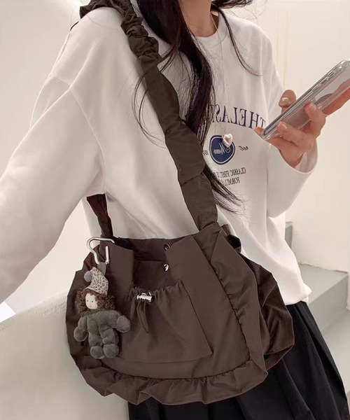 NuNuNa(ヌヌナ)の「【NuNuNa】フリルシャーリングショルダーバッグ(ショルダーバッグ・レディース・ブラック/ブラウン/ダークブラウン/カーキ/アイボリー・FREE)」の3枚目の写真