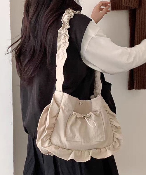 NuNuNa(ヌヌナ)の「【NuNuNa】フリルシャーリングショルダーバッグ(ショルダーバッグ・レディース・ブラック/ブラウン/ダークブラウン/カーキ/アイボリー・FREE)」の2枚目の写真