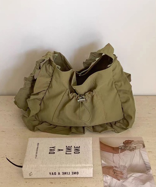 NuNuNa(ヌヌナ)の「【NuNuNa】フリルシャーリングショルダーバッグ(ショルダーバッグ・レディース・ブラック/ブラウン/ダークブラウン/カーキ/アイボリー・FREE)」の8枚目の写真