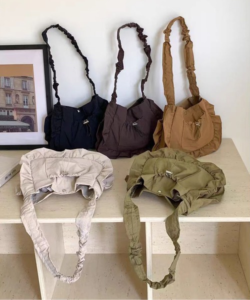 NuNuNa(ヌヌナ)の「【NuNuNa】フリルシャーリングショルダーバッグ(ショルダーバッグ・レディース・ブラック/ブラウン/ダークブラウン/カーキ/アイボリー・FREE)」の15枚目の写真