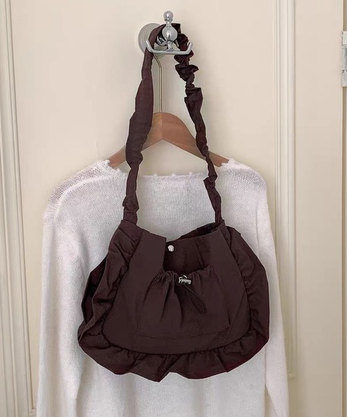 NuNuNa(ヌヌナ)の「【NuNuNa】フリルシャーリングショルダーバッグ(ショルダーバッグ・レディース・ブラック/ブラウン/ダークブラウン/カーキ/アイボリー・FREE)」の9枚目の写真