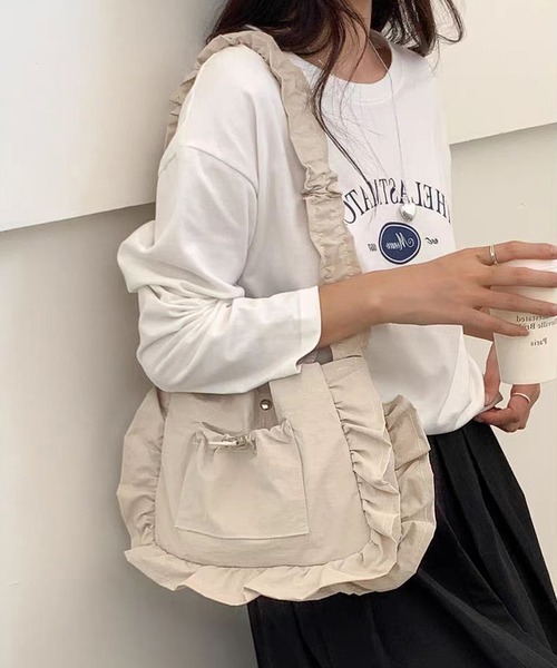 NuNuNa(ヌヌナ)の「【NuNuNa】フリルシャーリングショルダーバッグ(ショルダーバッグ・レディース・ブラック/ブラウン/ダークブラウン/カーキ/アイボリー・FREE)」の7枚目の写真
