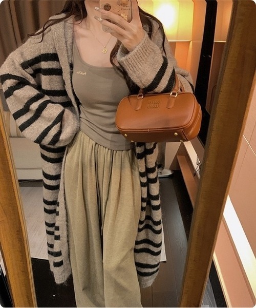 I.O.E（アイオイ）の「【韓国トレンド】ふわっと軽いボーダーロングニットガウン（カーディガン/ボレロ・レディース・ダークグレー/ベージュ/ライトグレー・FREE）」の8枚目の写真