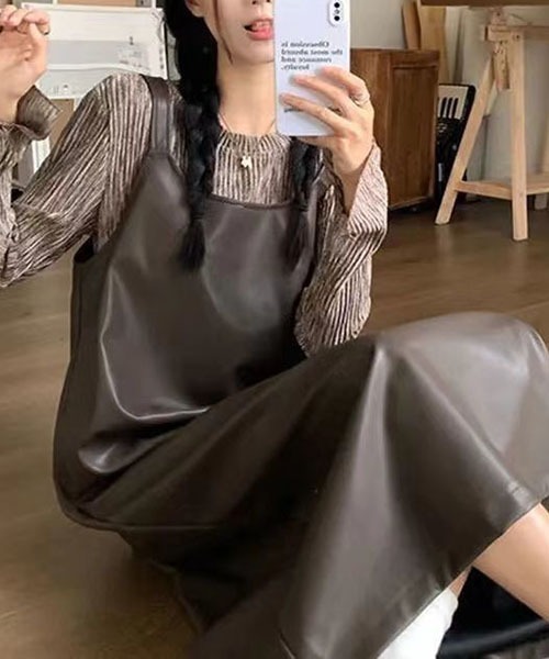 gossip！ロサンゼルス（ゴシップロサンゼルス）の「UネックTシャツ＆ 合成皮革キャミソールワンピース　Y2Kセットアップ（セットアップ・レディース・ブラウン・S/M）」の6枚目の写真