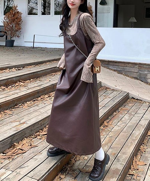 gossip！ロサンゼルス（ゴシップロサンゼルス）の「UネックTシャツ＆ 合成皮革キャミソールワンピース　Y2Kセットアップ（セットアップ・レディース・ブラウン・S/M）」の8枚目の写真