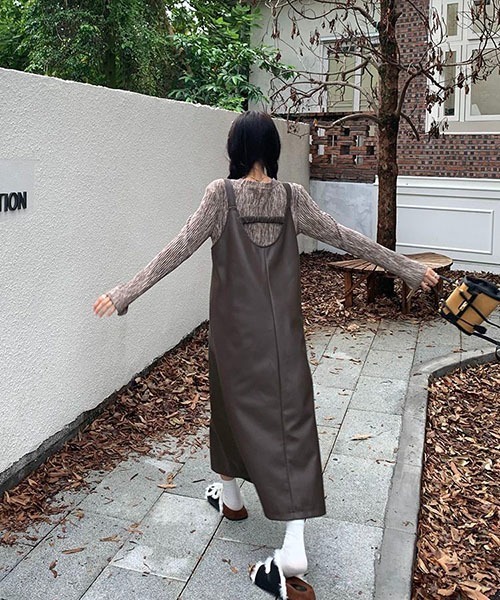 gossip！ロサンゼルス（ゴシップロサンゼルス）の「UネックTシャツ＆ 合成皮革キャミソールワンピース　Y2Kセットアップ（セットアップ・レディース・ブラウン・S/M）」の21枚目の写真