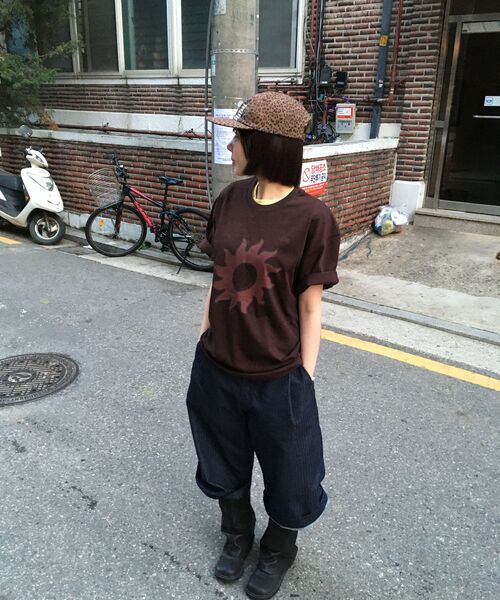 S'EST(エスイーエスティー)の「Solaris T-shirts Brown(Tシャツ/カットソー・メンズ・ブラウン・SMALL/MEDIUM/LARGE/X-LARGE)」の5枚目の写真
