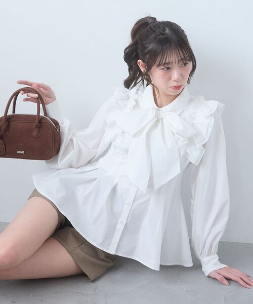 MAJESTIC LEGON（マジェスティックレゴン）の「ショルダーフリルボウタイブラウス（シャツ/ブラウス・レディース・ホワイト系その他2/ブルー/オフホワイト・MEDIUM）」の5枚目の写真