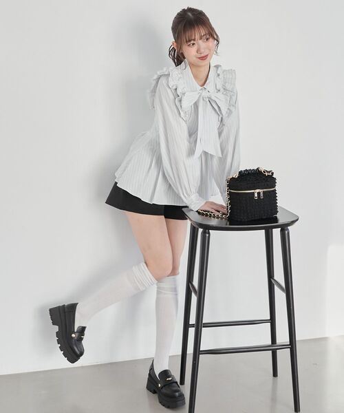 MAJESTIC LEGON（マジェスティックレゴン）の「ショルダーフリルボウタイブラウス（シャツ/ブラウス・レディース・ホワイト系その他2/ブルー/オフホワイト・MEDIUM）」の7枚目の写真