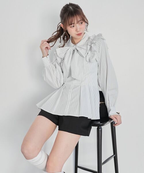 MAJESTIC LEGON（マジェスティックレゴン）の「ショルダーフリルボウタイブラウス（シャツ/ブラウス・レディース・ホワイト系その他2/ブルー/オフホワイト・MEDIUM）」の8枚目の写真