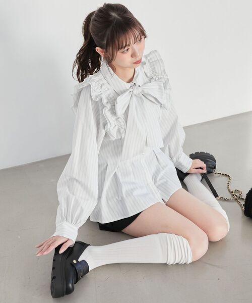 MAJESTIC LEGON（マジェスティックレゴン）の「ショルダーフリルボウタイブラウス（シャツ/ブラウス・レディース・ホワイト系その他2/ブルー/オフホワイト・MEDIUM）」の9枚目の写真