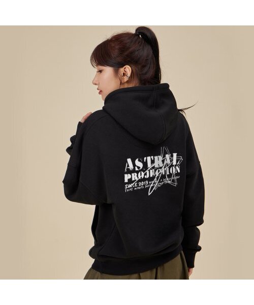 ASTRAL PROJECTION(アストラルプロジェクション)の「ヴィンテージレタリングオーバーサイズワイドショルダーフードパーカー_ブラック(パーカー・メンズ・その他・X-LARGE/XX-LARGE/LARGE/MEDIUM)」の6枚目の写真