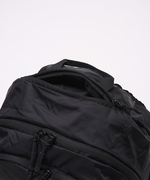 KiU(キウ)の「軽量ライトウェイトフィットバッグ パッカブルバックパック ナイロンリュック(バックパック/リュック・レディース・ブラック/ターコイズブルー/イエロー・FREE)」の7枚目の写真