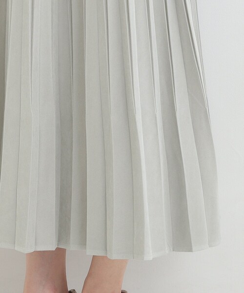 SHOO・LA・RUE(シューラルー)の「【洗濯機可/S-LL】縦ラインですっきり見え スエードライクプリーツスカート(スカート・レディース・チャコールグレー/アイボリー/グリーン系・04/03/02/01)」の4枚目の写真