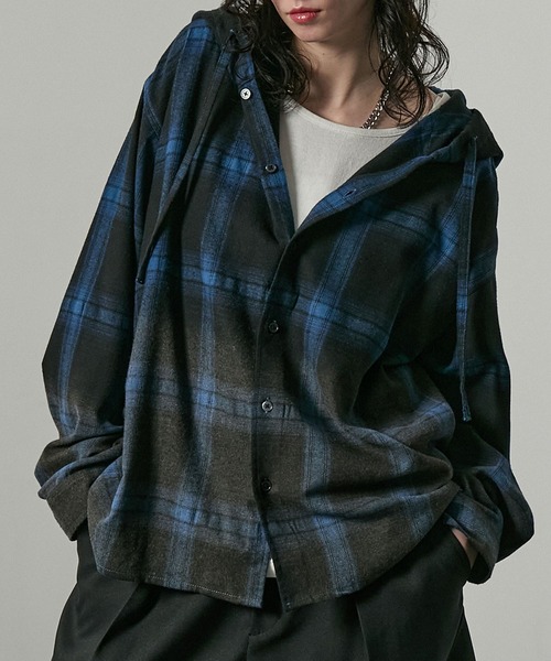 Alfred Alex（アルフレッドアレックス）の「【Alfred Alex】グラデーション チェック フードシャツ（シャツ/ブラウス・メンズ・ブラウン/ネイビー/ブラック/グレー・S/M/L）」の4枚目の写真