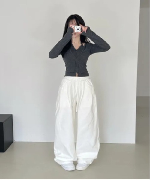Vini(ヴィニ)の「ホルターネックキャミレイヤードトップス(Tシャツ/カットソー・レディース・グレー/ブラック/ホワイト・FREE)」の9枚目の写真