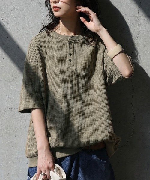 antiqua(アンティカ)の「ワッフル 綿100 ヘンリーネック Tシャツ(Tシャツ/カットソー・レディース・ブラック/カーキ/杢グレー/ナチュラル/ブルー/スミクロ・P/R)」の5枚目の写真