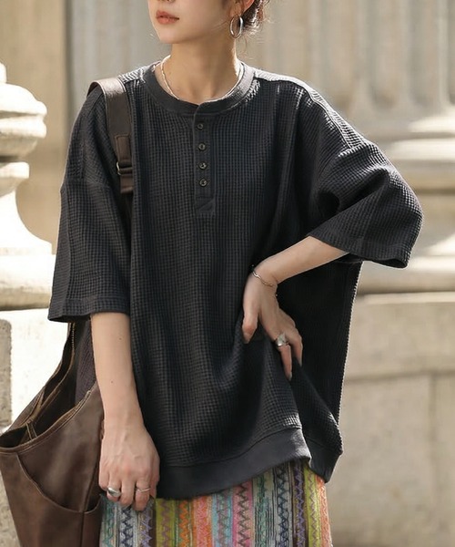 antiqua(アンティカ)の「ワッフル 綿100 ヘンリーネック Tシャツ(Tシャツ/カットソー・レディース・ブラック/カーキ/杢グレー/ナチュラル/ブルー/スミクロ・P/R)」の2枚目の写真