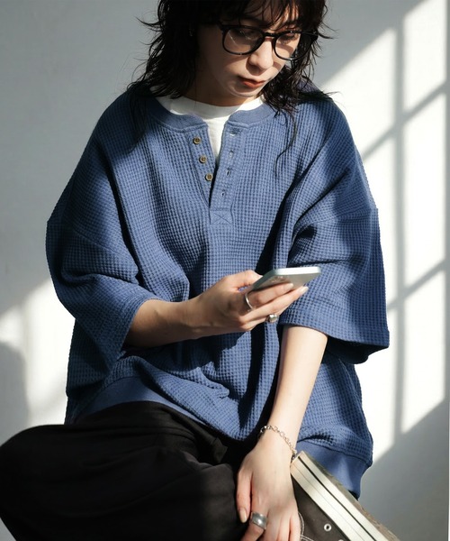 antiqua(アンティカ)の「ワッフル 綿100 ヘンリーネック Tシャツ(Tシャツ/カットソー・レディース・ブラック/カーキ/杢グレー/ナチュラル/ブルー/スミクロ・P/R)」の6枚目の写真