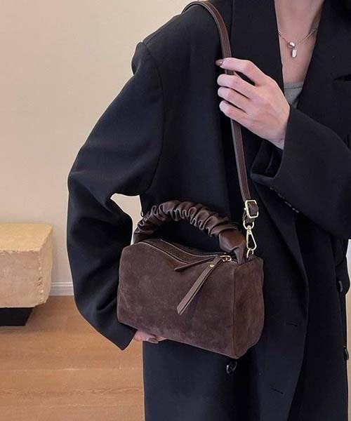 gossip!ロサンゼルス(ゴシップロサンゼルス)の「スエード調 ギャザーハンドル 2WAY ミニボストンバッグ ショルダー付き レディース 秋冬バッグ(ショルダーバッグ・レディース・モカ/ブラック/ブラウン・FREE)」の3枚目の写真
