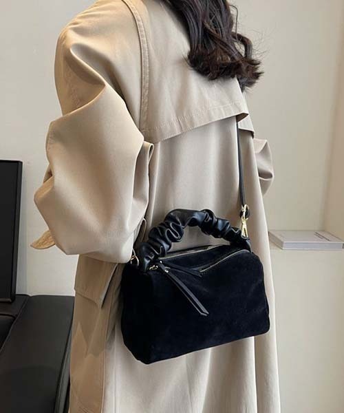gossip!ロサンゼルス(ゴシップロサンゼルス)の「スエード調 ギャザーハンドル 2WAY ミニボストンバッグ ショルダー付き レディース 秋冬バッグ(ショルダーバッグ・レディース・モカ/ブラック/ブラウン・FREE)」の4枚目の写真