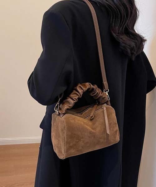 gossip!ロサンゼルス(ゴシップロサンゼルス)の「スエード調 ギャザーハンドル 2WAY ミニボストンバッグ ショルダー付き レディース 秋冬バッグ(ショルダーバッグ・レディース・モカ/ブラック/ブラウン・FREE)」の11枚目の写真